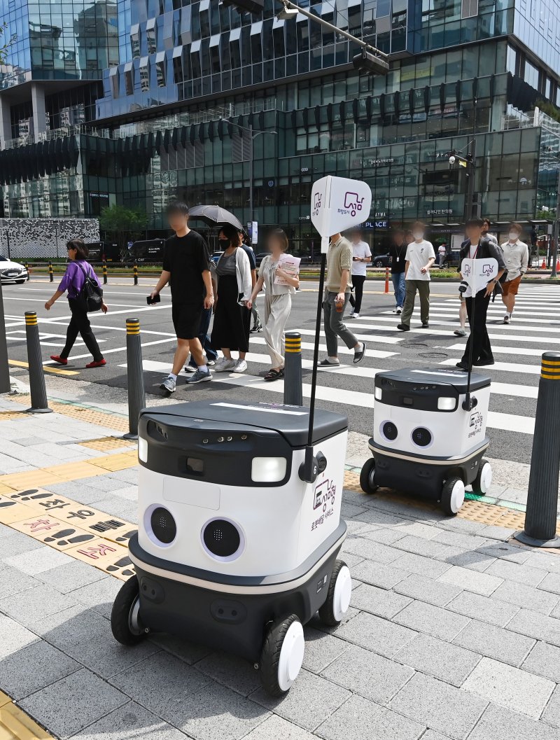 9일 경기도 성남시 판교역 광장 인근에서 성남형 로봇배달 서비스 시연회가 진행되고 있다. 성남시는 국내기업 뉴빌리티와 함께 오는 12월까지 실외 자율주행 로봇 6대를 판교역 일대에서 운영한다. 뉴시스