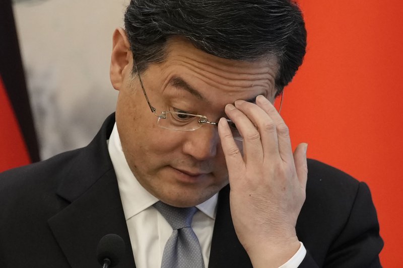 [베이징=AP/뉴시스] ﻿﻿지난해 갑자기 면직된 친강 전 중국 외교부장(장관)이 국영 출판사의 한직으로 발령받은 것으로 8일(현지시각) 전해졌다. 사진은 친 전 부장이 재임시절인 진난해 4월14일 베이징에서 기자회견 중인 모습. 2024.09.09