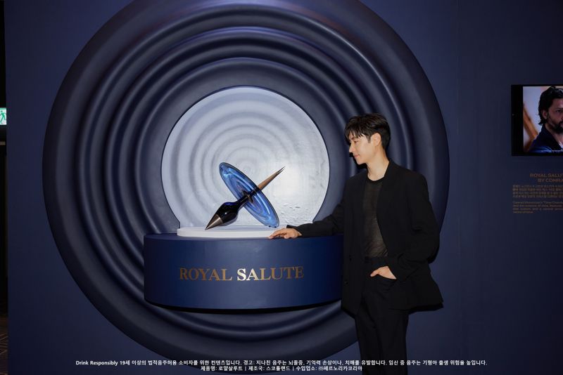 로얄살루트, '키아프 서울' 전시에 배우 이제훈 찾은 사연은