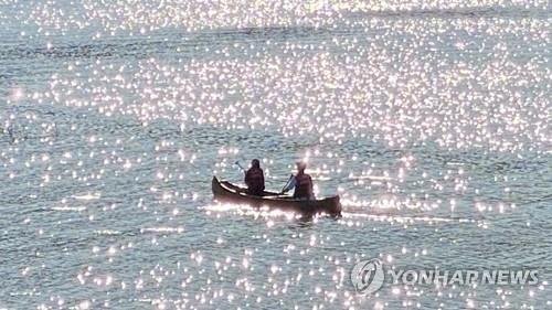 강원관광재단, 춘천 등 호수문화권 5개 시군 투어 패스 출시 춘천시 호수에서 카누 타는 관광객. [연합뉴스 자료 사진]