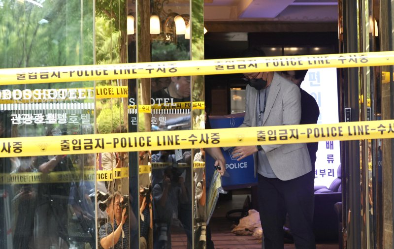 [부천=뉴시스] 전진환 기자 = 경찰이 27일 오전 19명의 사상자를 낸 경기 부천시 호텔 화재 현장에서 압수수색을 마치고 나오고 있다. 2024.08.27 amin2@newsis.com