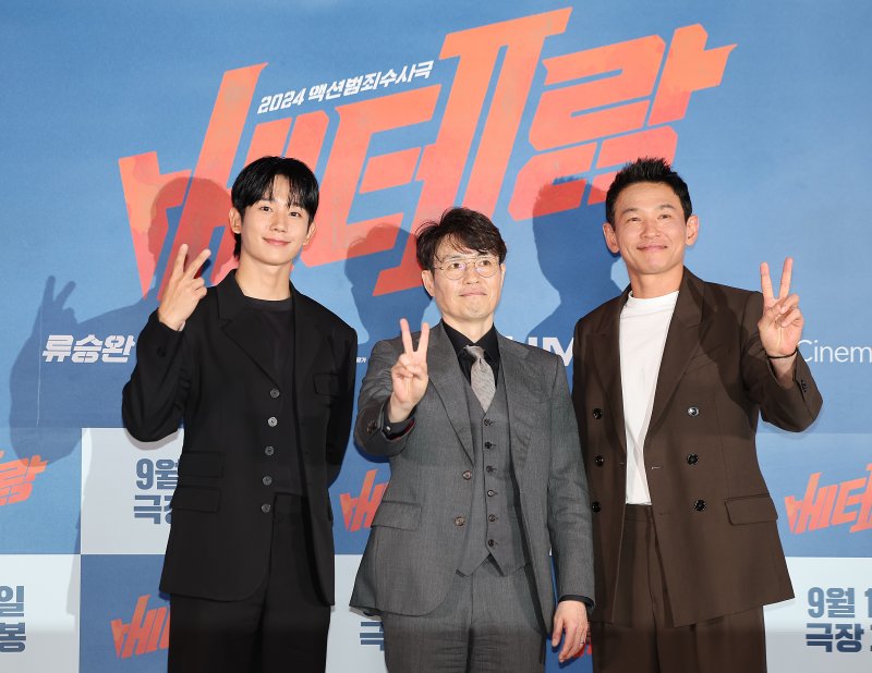 배우 정해인, 류승완 감독, 배우 황정민(왼쪽부터)이 9일 오후 서울 용산구 아이파크몰 CGV에서 열린 영화 '베테랑2' 기자간담회에서 포즈를 취하고 있다. '베테랑2'는 나쁜 놈은 끝까지 잡는 베테랑 서도철 형사(황정민 분)의 강력범죄수사대에 막내 형사 박선우(정해인 분)가 합류하면서 세상을 떠들썩하게 한 연쇄살인범을 쫓는 액션범죄수사극으로 오는 13일 개봉한다. 뉴스1