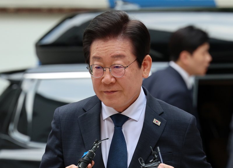 [서울=뉴시스] 이영환 기자 = 이재명 더불어민주당 대표가 9일 오후 서울 서초구 서울중앙지방법원에서 열린 검사 사칭 사건 위증교사 추가 기소 관련 9차 공판에 출석하고 있다. 2024.09.09. 20hwan@newsis.com