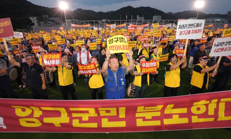 9일 양구군 종합운동장에서 열린 수입천댐 건설 반대 궐기대회에서 서흥원 군수와 정창수 군의회 의장 등 기관, 단체 관계자와 박종수 추진위 공동위원장, 주민 등 참석자들이 사업 전면 백지화를 환경부에 촉구하고 있다. 연합뉴스