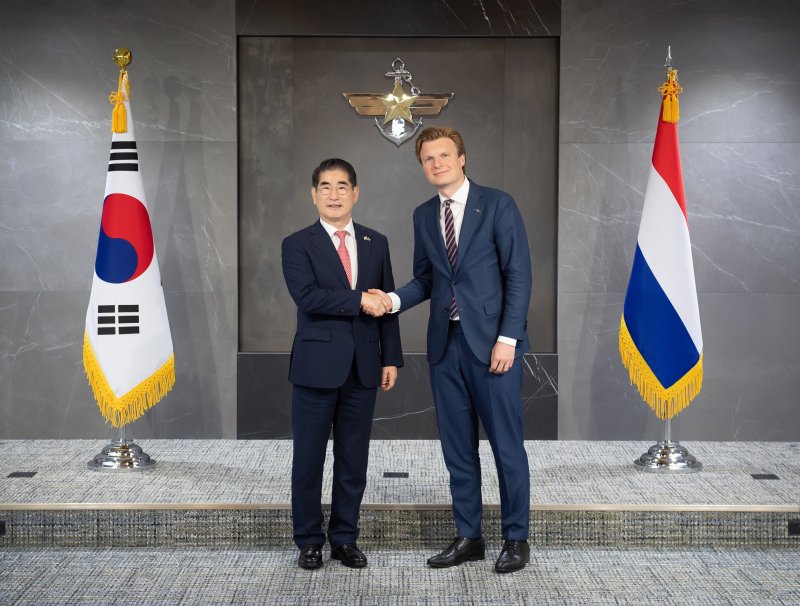 [서울=뉴시스] 김용현 국방부장관은 9일 오후 서울 용산 국방부에서 ‘제2차 REAIM 고위급회의’와 ‘제2차 한-유엔사회원국 국방장관회의’를 계기로 방한한 루벤 브레켈만(Ruben BREKELMANS) 네덜란드 국방부장관과 양자회담을 가졌다. (사진=국방부 제공) 2024.09.09. photo@newsis.com *재판매 및 DB 금지