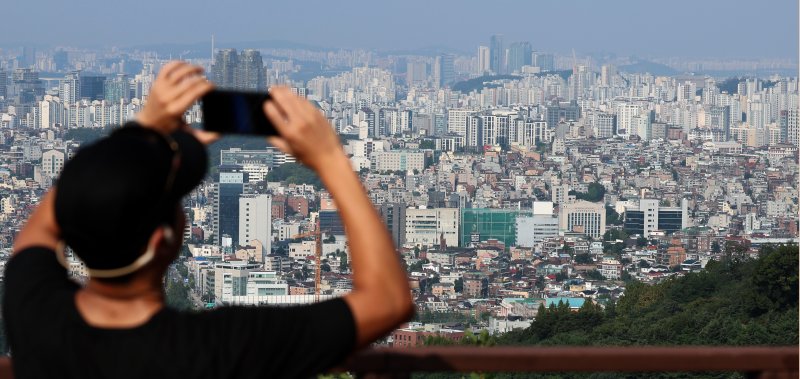 서울 중구 남산공원에서 아파트 단지들이 보이고 있다. 뉴시스