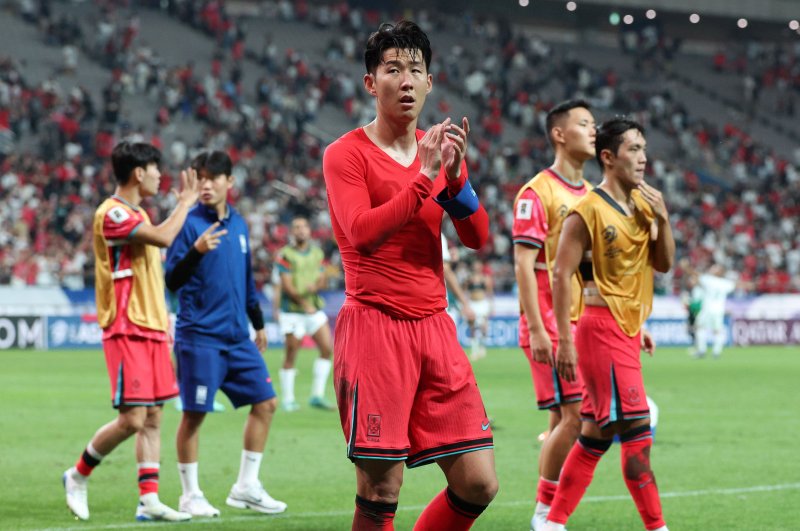 [서울=뉴시스] 김선웅 기자 = 지난 5일 서울 마포구 서울월드컵경기장에서 열린 2026 북중미 월드컵 아시아 지역 3차 예선 B조 1차전 대한민국과 팔레스타인의 경기가 0-0 무승부로 끝난 뒤 대표팀 손흥민이 그라운드를 돌며 축구팬들에게 인사하고 있다. 2024.09.05. mangusta@newsis.com