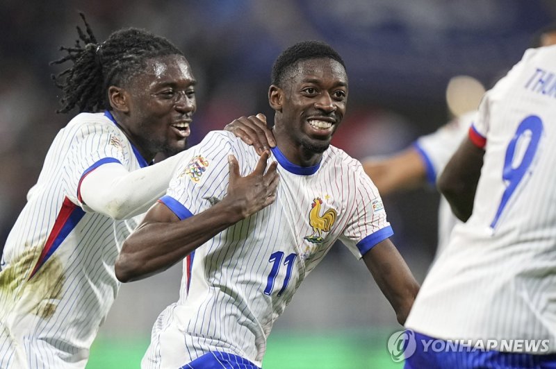 득점을 기뻐하는 프랑스의 우스만 뎀벨레 France's Ousmane Dembele, right, celebrates with teammates after scoring his side's second goal during the UEFA Nations League soccer match between France and Belgium at the Groupama stadium in Decines, outside Lyon, France, Monday, Sept. 9, 2024. (AP Photo/Laurent Cipriani)