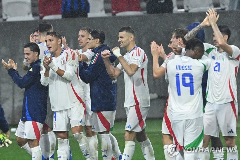 승리를 기뻐하는 이탈리아 선수들 Italy players celebrate with their fans after the UEFA Nations League, League A, Group A2 football match Israel vs Italy at the Bozsik Arena in Budapest, Hungary, on September 9, 2024. (Photo by Attila KISBENEDEK / AFP)