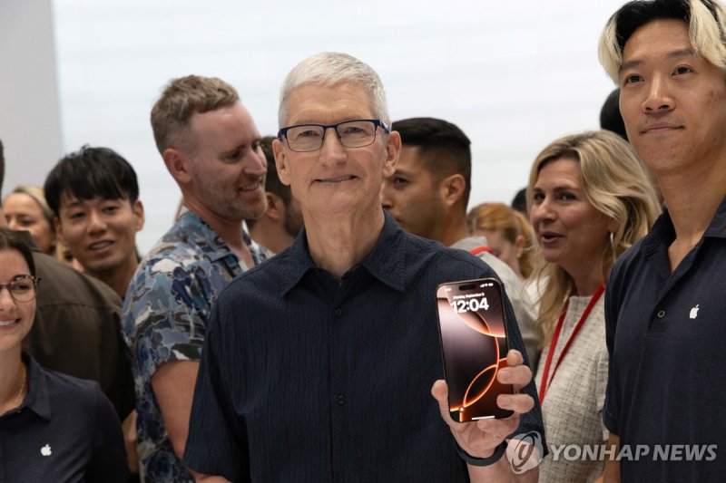 팀쿡 애플 최고경영자(CEO) CEO of Apple Tim Cook holds the new iPhone 16 as Apple holds an event at the Steve Jobs Theater on its campus in Cupertino, California, U.S. September 9, 2024. REUTERS/Manuel Orbegozo