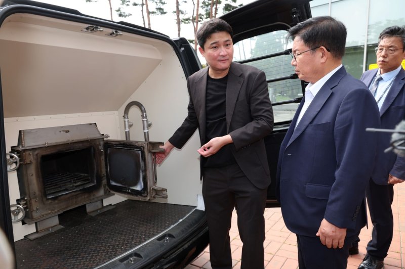 반려동물 이동식 장례서비스 박강수 마포구청장(오른쪽)이 무연무취 이동식 화장로에 대한 설명을 듣고 있다. [마포구 제공. 재판매 및 DB 금지]