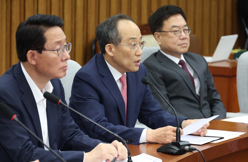 [서울=뉴시스] 조성봉 기자 = 추경호 국민의힘 원내대표가 10일 오전 서울 여의도 국회에서 열린 원내대책회의에서 발언하고 있다. 2024.09.10. suncho21@newsis.com