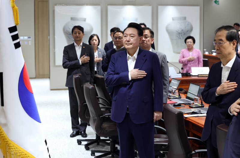 윤석열 대통령이 10일 서울 용산 대통령실 청사에서 열린 제39회 국무회의에서 국기에 경례를 하고 있다. /사진=뉴시스화상