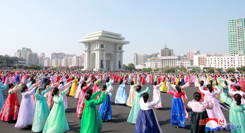 북한 관영 조선중앙통신은 10일 정권수립일(9월9일) 76주년 기념 여맹일꾼(간부)들과 여맹원들의 무도회가 9일 개선문 광장에서 진행됐다고 보도했다. 사진=조선중앙통신 캡처