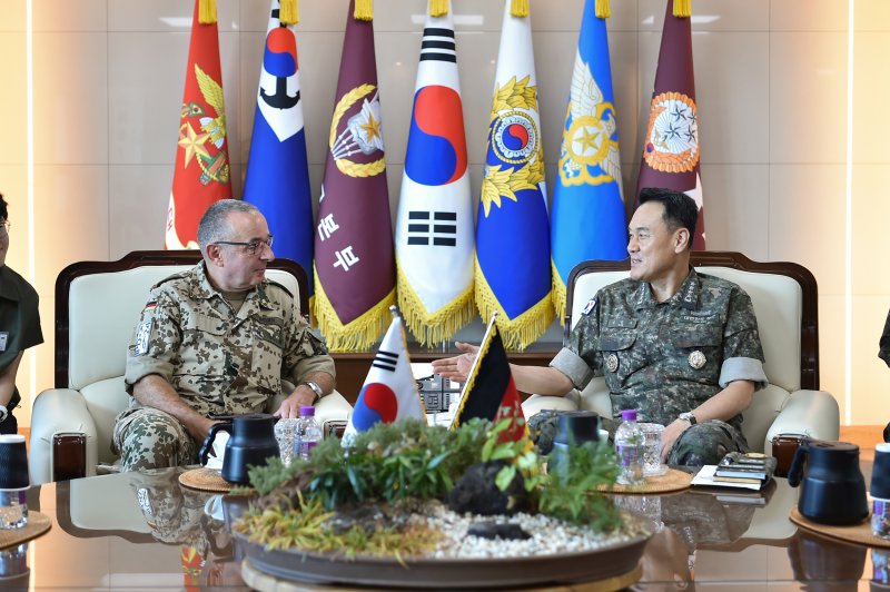 김명수 합참의장(오른쪽)과 카르스텐 브로이어 독일 합참의장이 10일 서울 용산구 합동참모본부에서 한반도 안보정세 평가와 인도·태평양 지역 내에서의 상호 군사협력 증진 방안에 대해 논의하고 있다. 사진=합동참모본부 제공