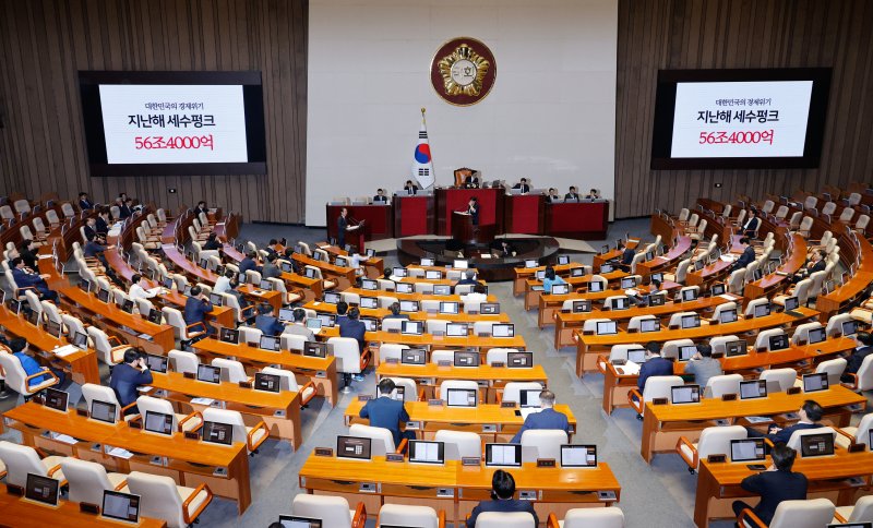 외교·국방장관 불출석에 여야 충돌...대정부질문 5시간 연기