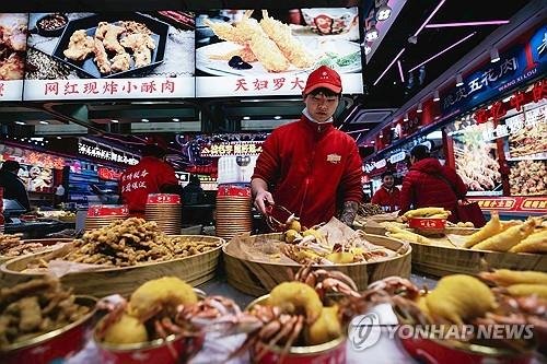 중국의 한 식품 매장. 중국 경제가 수출은 강세를 보이고 있지만 내수가 살아나지 않아 고전하고 있다. EPA 연합뉴스