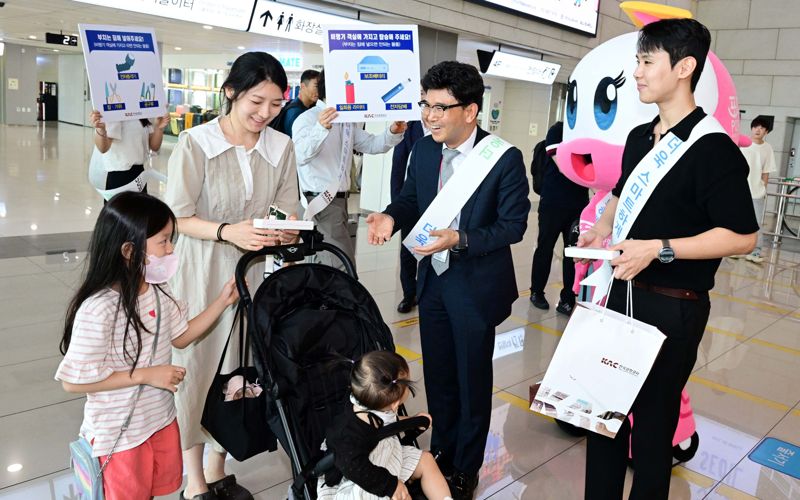 이정기 한국공항공사 사장 직무대행이 10일 서울 강서구 김포공항 국내선 출발장에서 바이오패스 셀프 등록 활성화를 위한 캠페인을 하고 있다.<div id='ad_body3' class='mbad_bottom' ></div> 사진=박범준 기자