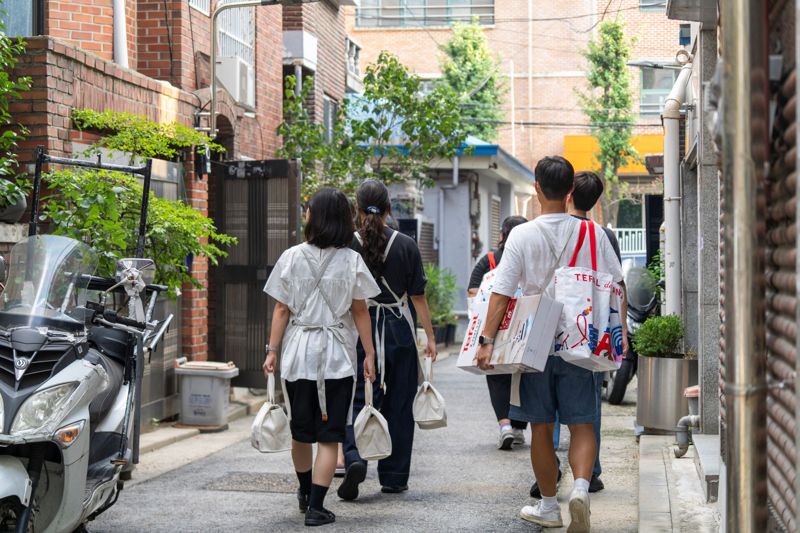 봉사자들이 명절 음식과 함께서기 키트를 전달하고 있다. 테팔 제공