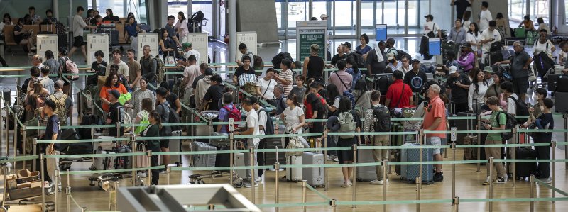 지난 10일 인천국제공항 제1여객터미널 출국장이 이용객들로 붐비고 있다. 사진=뉴시스