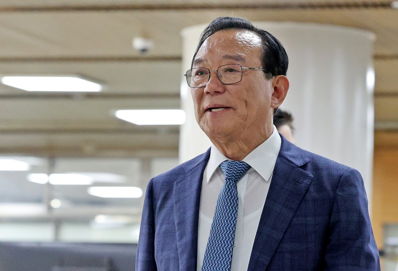 청와대 울산시장 선거 개입으로 1심에서 유죄를 받은 송철호 전 울산시장이 21일 오후 서울 서초구 서울고등법원에서 열린 항소심 첫 공판에 출석하고 있다. 2024.5.21/뉴스1 ⓒ News1 장수영 기자