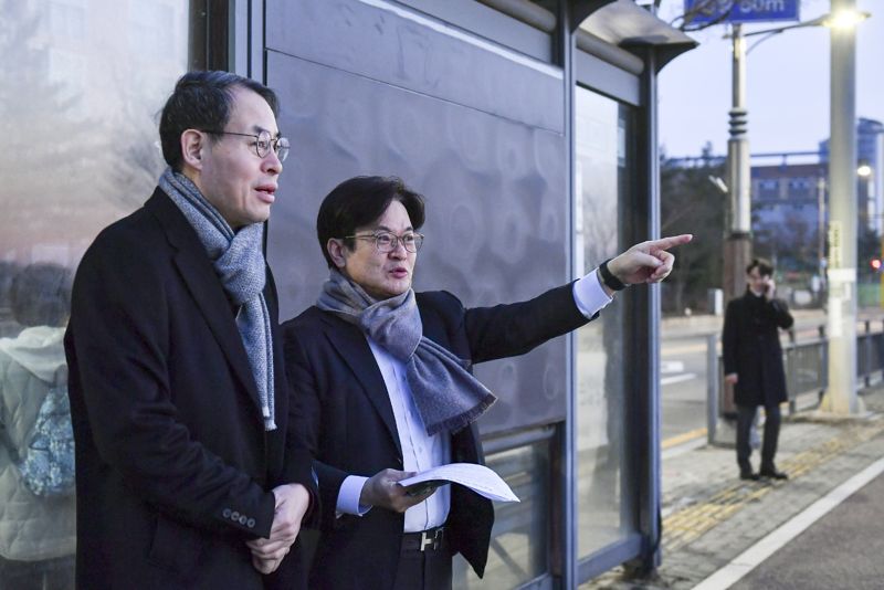 강해업 대도시권광역교통위원회 위원장(왼쪽)과 김병수 김포시장이 김포 교통 현황에 논의하고 있다. /김포시 제공