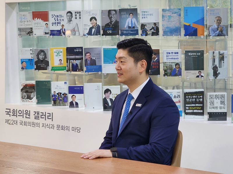 국민의힘 초선 의원으로 여당내 '30대 기수론의 선봉장'으로 불리는 김재섭 국민의힘 의원이 지난 9일 국회 의원회관에서 파이낸셜뉴스와 인터뷰를 갖고 주요 현안에 대한 입장을 밝히고 있다. 김 의원실 제공