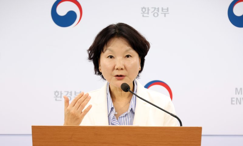 [세종=뉴시스] 강종민 기자 = 정은해 온실가스종합정보센터장이 10일 세종시 정부세종청사에서 2023년 국가 온실가스 잠정 배출량을 분석한 결과, 전년대비 4.4% 감소한 6억 2420만톤으로 나타났다고 밝히고 있다. 2024.09.10. ppkjm@newsis.com