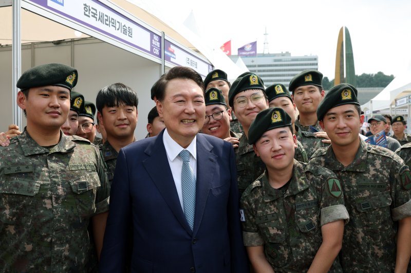 윤석열 대통령이 10일 서울 용산구 전쟁기념관에서 열린 제대군인 취·창업 박람회를 방문해 장병들과 기념 촬영을 하고 있다. 사진=대통령실