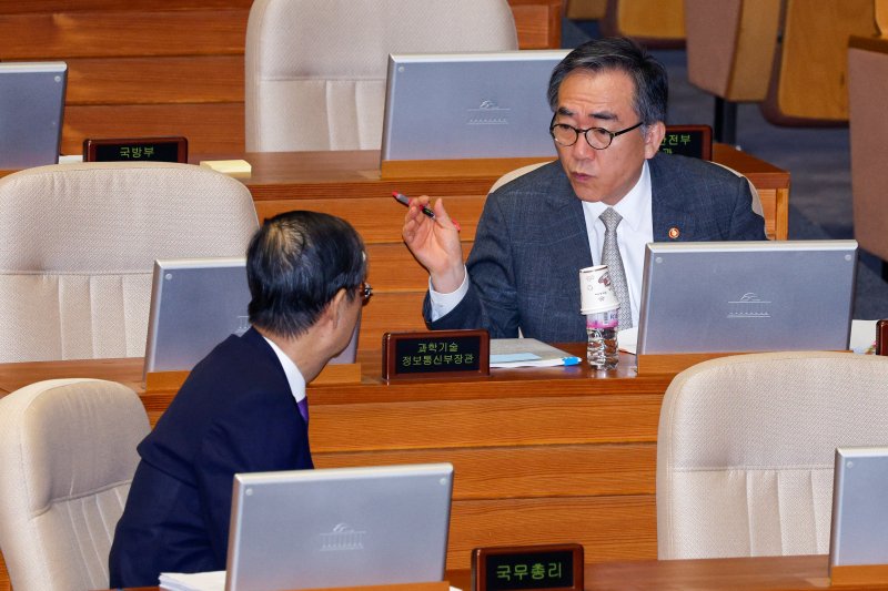 조태열 외교부 장관과 한덕수 국무총리가 9월 10일 오후 서울 여의도 국회 본회의장에서 외교·통일·안보 분야 대정부질문에 앞서 대화하고 있다. 사진=뉴스1