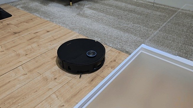 드리미가 'IFA 2024'에서 공개한 로봇청소기 신기술. 높이가 낮은 공간을 인식하면 튀어나와 있는 라이다 센서가 본체 안으로 들어간다.