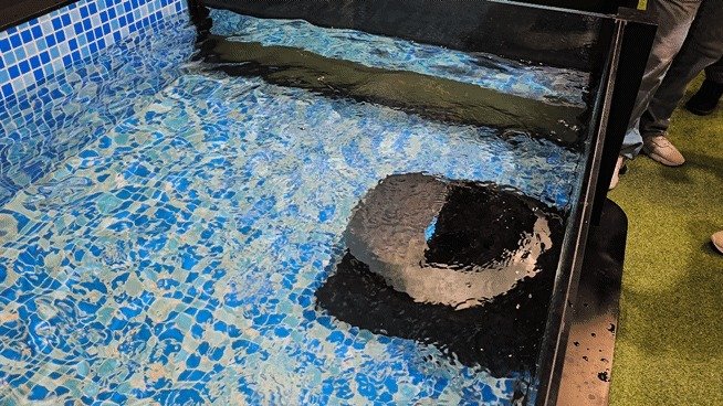 드리미가 'IFA2024'에서 공개한 수영장 로봇청소기.