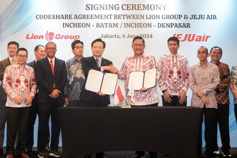 김이배 제주항공 대표이사와 다니엘 푸툿 쿤코로 아디 라이온에어 그룹회장이 6월 4일 오전 인도네시아 자카르타 페어몬트 호텔에서 공동운항 협정을 체결한 후 관계자들과 기념촬영을 하고 있다. (제주항공 제공) 2024.6.4/뉴스1