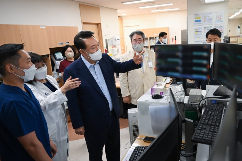 윤석열 대통령이 지난 4일 경기 의정부 권역응급의료센터인 가톨릭대 의정부성모병원을 방문, 응급의료 상황을 점검하고 있다. /사진=대통령실 제공