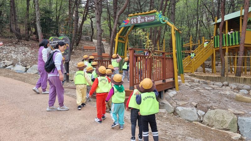 해운대구 반여휴여가녹지에서 인근 유치원생들이 현장 학습을 온 모습. 해운대구 제공