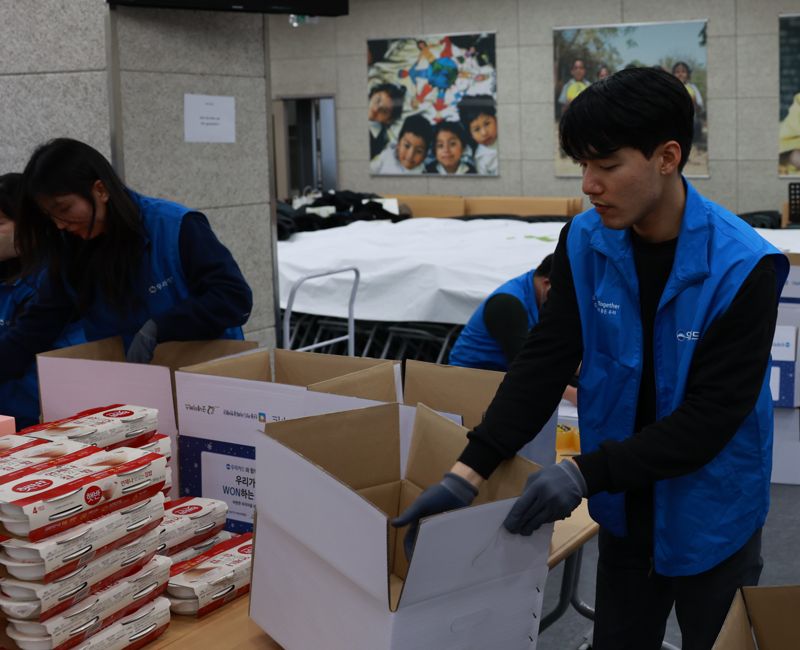 "어르신들 행복한 추석 보내세요"...우리카드, 취약계층 100가구에 ‘행복 꾸러미’ 나눴다