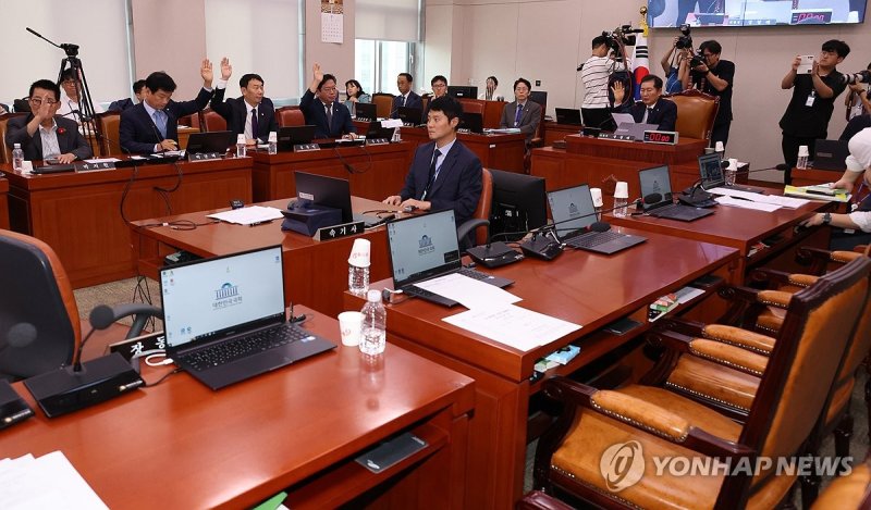 11일 오후 국회 법제사법위원회에서 김건희 여사 특검법이 야당 단독으로 통과되고 있다. 국민의힘 의원들은 법안 처리에 반발하며 표결 직전 퇴장했다. 연합뉴스