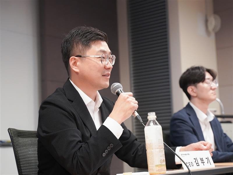 스탠다드에너지, '불 안나는' 바나듐이온배터리 내년부터 양산 스탠다드에너지 기자간담회에서 김부기 대표가 사업계획을 설명하고 있다.[스탠다드에너지 제공. 재판매 및 DB 금지]