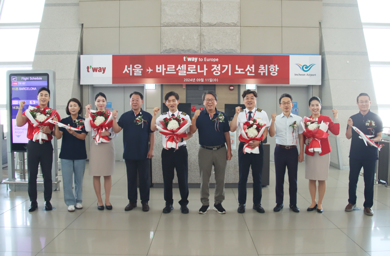 정홍근 티웨이항공 대표이사(왼쪽 여섯번째)가 11일 인천국제공항 제1 여객터미널에서 진행된 인천-바르셀로나 신규 노선 취항식 행사에서 참석자들과 기념촬영을 하고 있다. 티웨이항공 제공