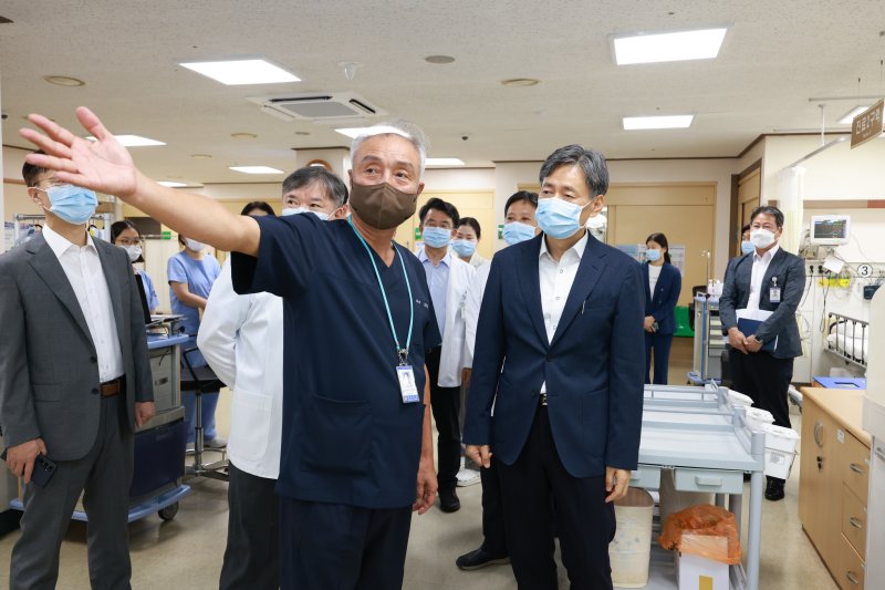 조지호 경찰청장이 추석 연휴를 앞둔 11일 서울 송파구 경찰병원을 방문해 비상진료체계를 점검하고 있다./사진=경찰청 제공