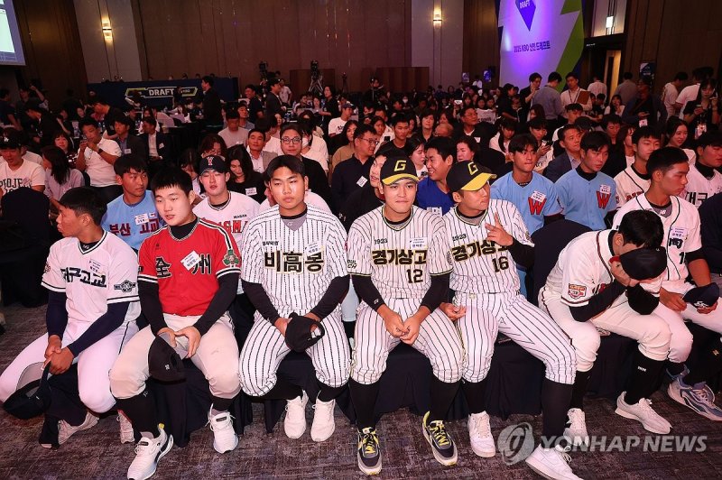 2025 신인 드래프트 참석한 신청 선수들 2025 신인 드래프트 참석한 신청 선수들 (서울=연합뉴스) 류영석 기자 = 11일 오후 서울 송파구 롯데호텔 월드 크리스탈볼룸에서 열린 2025 KBO 신인 드래프트에 참석한 선수들이 행사 시작을 기다리고 있다. 2024.9.11 ondol@yna.co.kr (끝)
