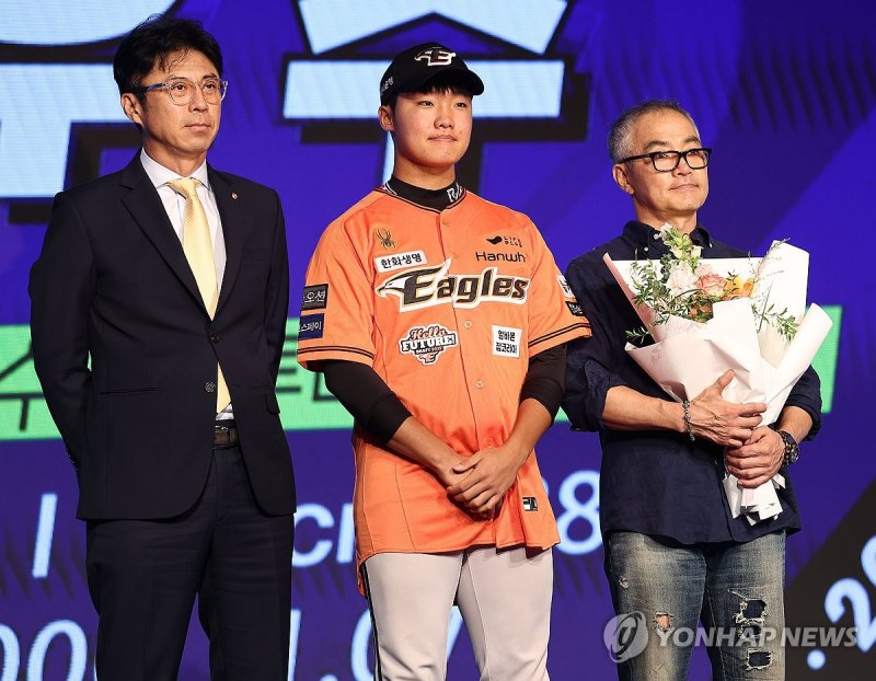 한화 지명받은 정우주 한화 지명받은 정우주 (서울=연합뉴스) 류영석 기자 = 11일 오후 서울 송파구 롯데호텔 월드 크리스탈볼룸에서 열린 2025 KBO 신인 드래프트에서 한화 이글스에 1라운드 2순위 지명을 받은 정우주(전주고)가 손혁 단장으로부터 유니폼을 받고 있다. 2024.9.11 ondol@yna.co.kr (끝)