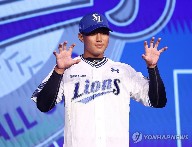 삼성 지명받은 배찬승 삼성 지명받은 배찬승 (서울=연합뉴스) 류영석 기자 = 11일 오후 서울 송파구 롯데호텔 월드 크리스탈볼룸에서 열린 2025 KBO 신인 드래프트에서 삼성 라이온즈에 1라운드 3순위 지명을 받은 배찬승(대구고)이 기념촬영을 하고 있다. 2024.9.11 ondol@yna.co.kr (끝)