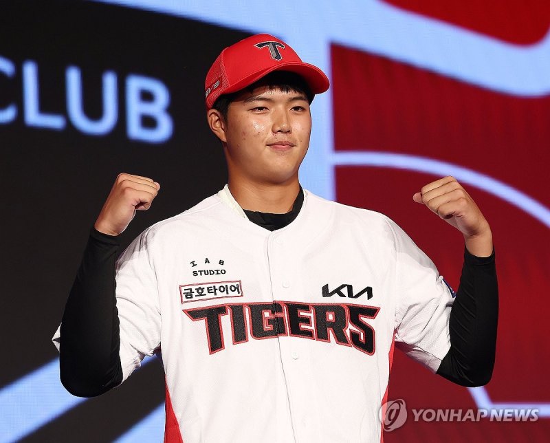 KIA 지명받은 김태형 KIA 지명받은 김태형 (서울=연합뉴스) 류영석 기자 = 11일 오후 서울 송파구 롯데호텔 월드 크리스탈볼룸에서 열린 2025 KBO 신인 드래프트에서 KIA 타이거즈에 1라운드 5순위 지명을 받은 김태형(덕수고)이 유니폼을 입고 있다. 2024.9.11 ondol@yna.co.kr (끝)