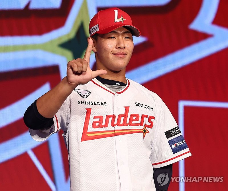 SSG 지명받은 이율예 SSG 지명받은 이율예 (서울=연합뉴스) 류영석 기자 = 11일 오후 서울 송파구 롯데호텔 월드 크리스탈볼룸에서 열린 2025 KBO 신인 드래프트에서 SSG 랜더스에 1라운드 8순위 지명을 받은 이율예(강릉고)가 유니폼을 입고 기념촬영을 하고 있다. 2024.9.11 ondol@yna.co.kr (끝)