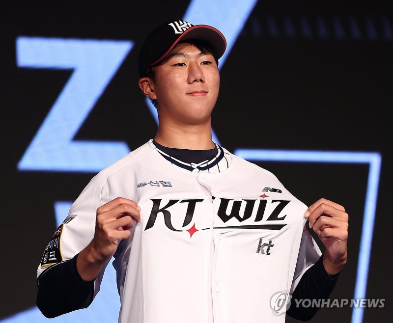 KT 지명받은 김동현 KT 지명받은 김동현 (서울=연합뉴스) 류영석 기자 = 11일 오후 서울 송파구 롯데호텔 월드 크리스탈볼룸에서 열린 2025 KBO 신인 드래프트에서 kt wiz에 1라운드 9순위 지명을 받은 김동현(서울고)이 유니폼을 입고 기념촬영을 하고 있다. 2024.9.11 ondol@yna.co.kr (끝)