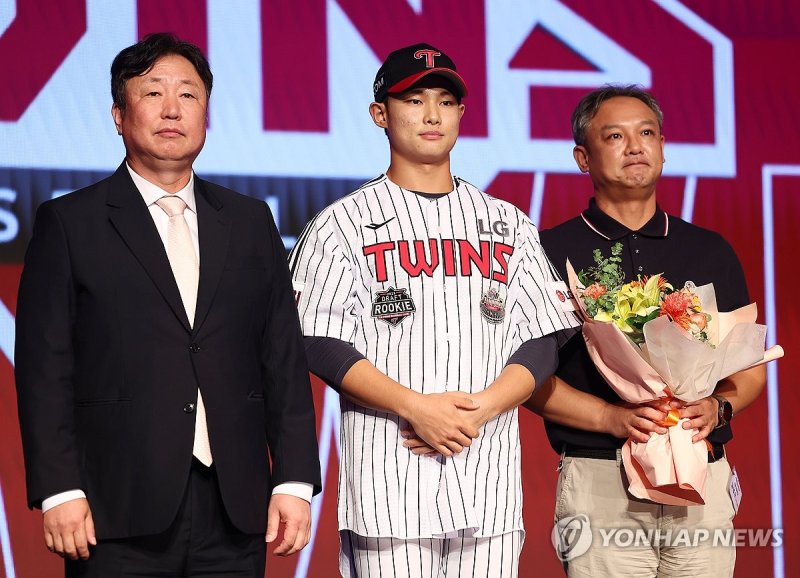 LG 지명받은 김영우 LG 지명받은 김영우 (서울=연합뉴스) 류영석 기자 = 11일 오후 서울 송파구 롯데호텔 월드 크리스탈볼룸에서 열린 2025 KBO 신인 드래프트에서 LG 트윈스에 1라운드 10순위 지명을 받은 김영우(서울고)가 유니폼을 입고 있다. 2024.9.11 ondol@yna.co.kr (끝)