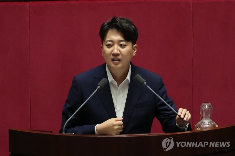 무제한토론 이어가는 개혁신당 이준석 의원 무제한토론 이어가는 개혁신당 이준석 의원 (서울=연합뉴스) 김주성 기자 = 개혁신당 이준석 의원이 28일 오후 국회 본회의에서 '방송4법' 중 방송문화진흥회법에 대한 무제한토론을 하고 있다. 2024.7.28 utzza@yna.co.kr (끝)