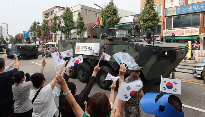 11일 오후 인천 중구 동인천역 인근에서 해병대 장병들이 제74주년 인천상륙작전 기념 시가행진을 하고 있다. 뉴시스