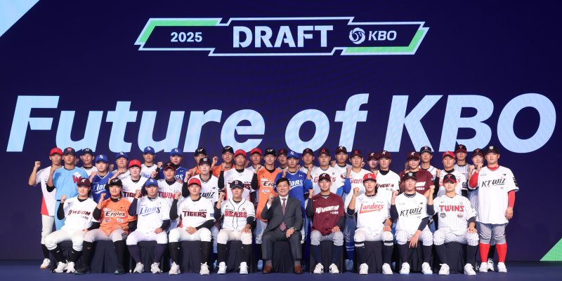서울 송파구 롯데호텔월드에서 열린 '2025 KBO 신인 바카라사이트 카지노버프'에서 지명된 신인들이 기념촬영을 하고 있다.뉴시스